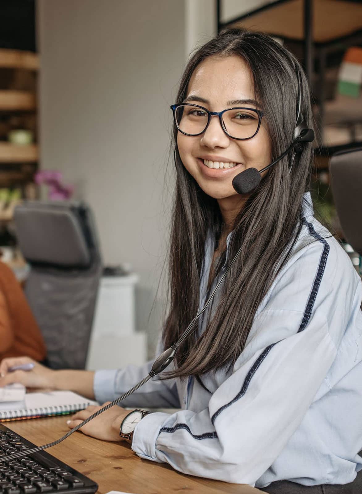 man laughing with woman at laptop